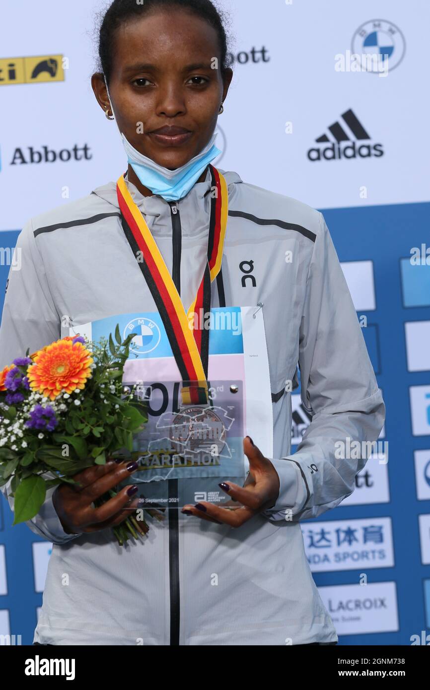09/26/2021, Berlino, Germania. Helen Tola alla cerimonia di premiazione. L'etiope Gotytom Gebreslase vince la maratona femminile di Berlino con ore 02:20:09, Hiwot Gebrekidan dall'Etiopia vince il secondo posto con ore 2:21:23 e Helen Tola dall'Etiopia vince anche il terzo posto con ore 02:23:05. Il miglior runner tedesco arriva al nono posto con Rabea Schöneborn con 2:28:49. Foto Stock