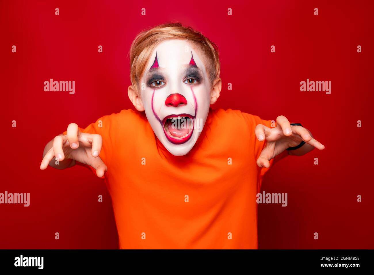 bambino con make-up prima di halloween paura. Foto Stock