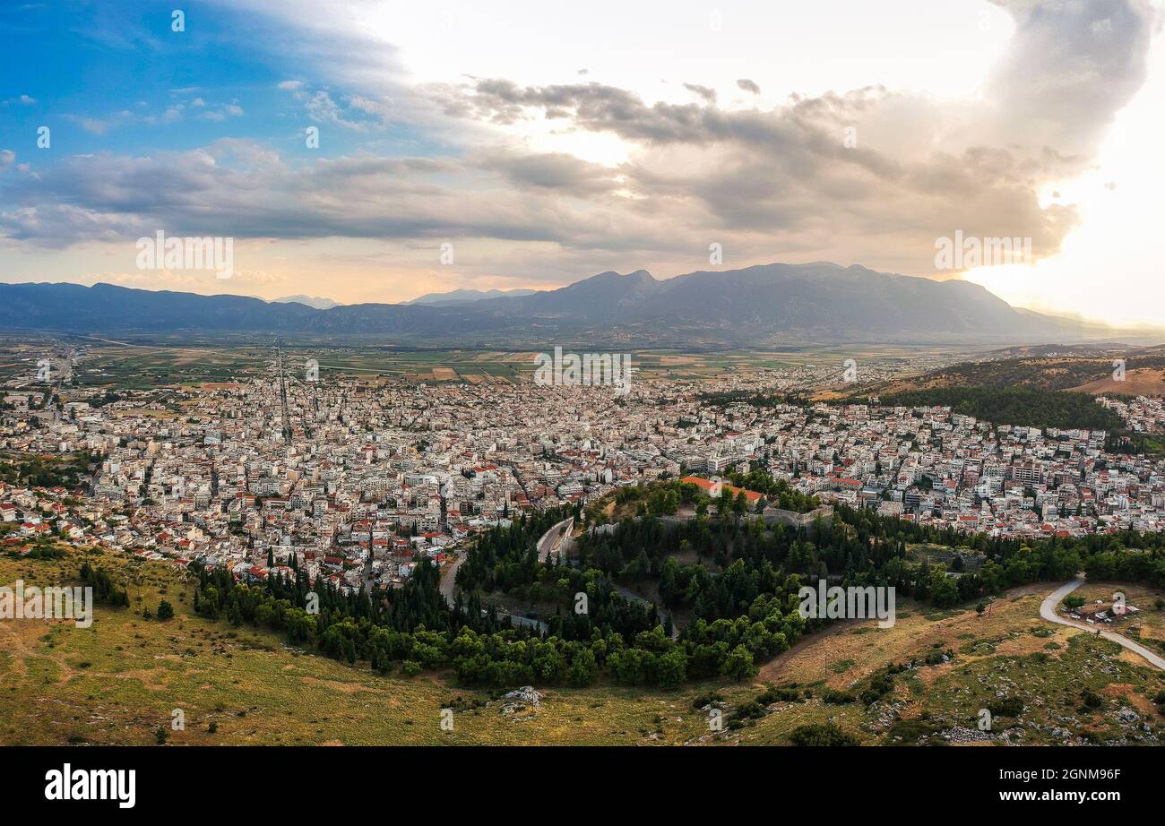 Vista panoramica aerea sulla città di Lamia, Grecia. Centrato il famoso  Castello di Lamia, Phtiotis, Grecia centrale Foto stock - Alamy