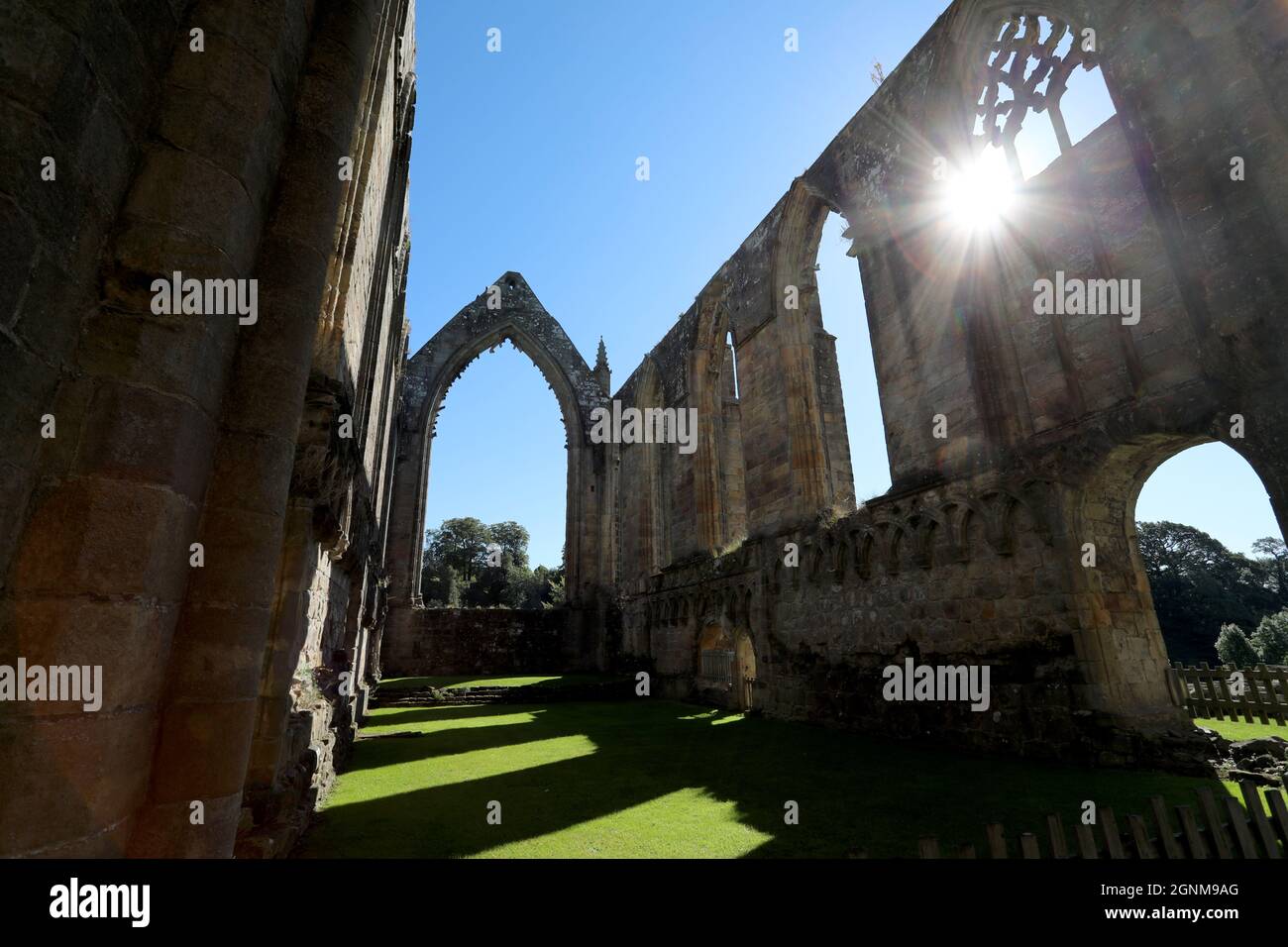 20 settembre 2021: La luce del sole perfora le rovine di Bolton Priory, North Yorkshire Foto Stock