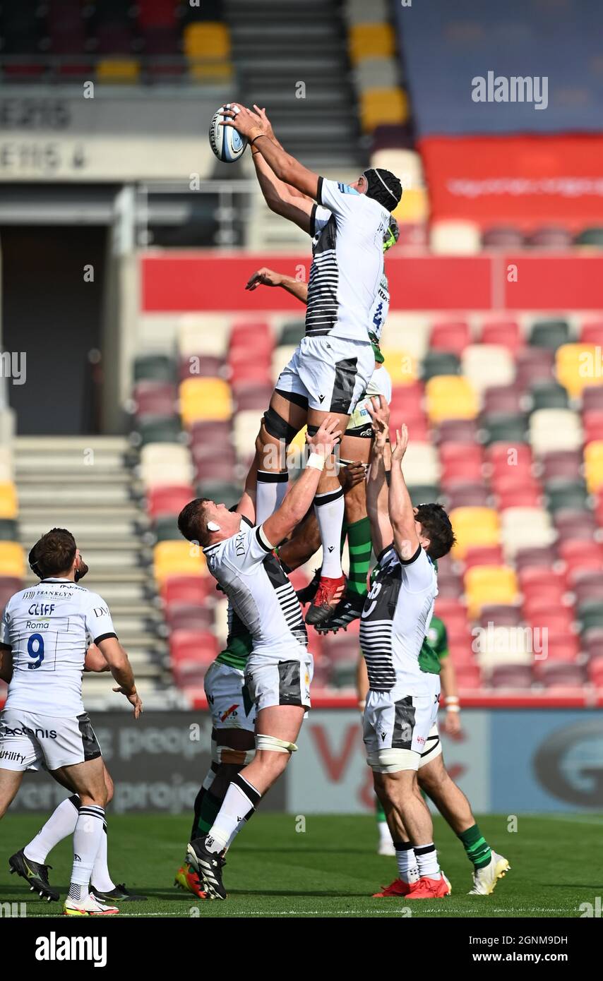 Brentford, Regno Unito. 26 settembre 2021. Premiership Rugby. London Irish V sale Sharks. Brentford Community Stadium. Brentford. JP du Preez (Vendita) si raccoglie alla lineout. Credit: Sport in immagini/Alamy Live News Foto Stock