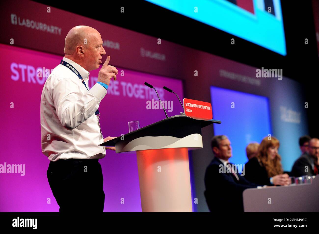 Brighton, Inghilterra. 26 settembre 2021. Matt rack, segretario generale dell'Unione dei Vigili del fuoco, intervenendo durante i dibattiti sugli emendamenti ÔConstitutional e sul NEC statementÕ, il secondo giorno della conferenza annuale del partito laburista al Brighton Centre. Kevin Hayes/Alamy Live News Foto Stock