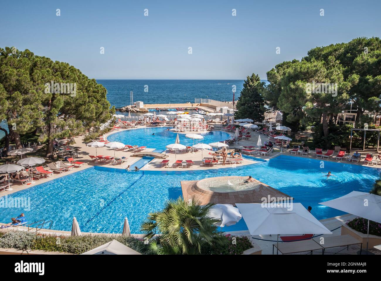 Monaco - 8 luglio 2008: Area piscina presso le Meridien Beach Plaza hotel.. Foto Stock