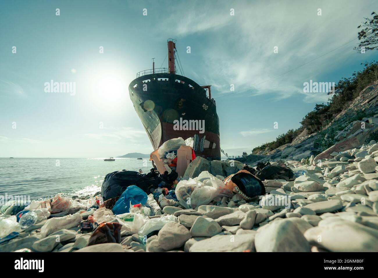 Immondizia, inquinamento ambientale sulla costa del Mar Nero vicino alla nave bloccata Rio Foto Stock