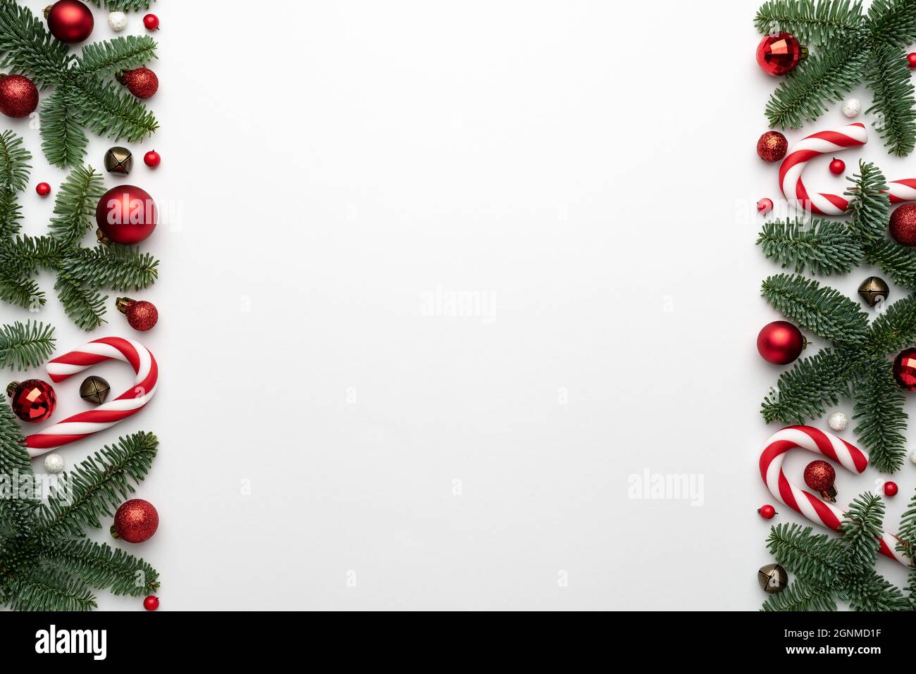 Sfondo di Natale con una cornice decorato rami di abete e palle di Natale. Modello di banner o poster con posizione per il testo Foto Stock