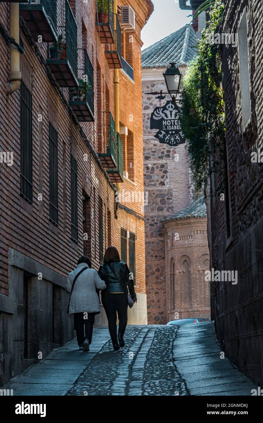 Persone che passano attraverso la città di Toledo. Febbraio 2019 Spagna Foto Stock