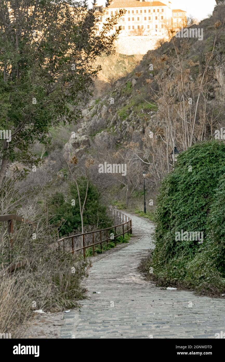 Passeggiata lungo il fiume Tago nella città di Toledo. Febbraio 2019 Spagna Foto Stock