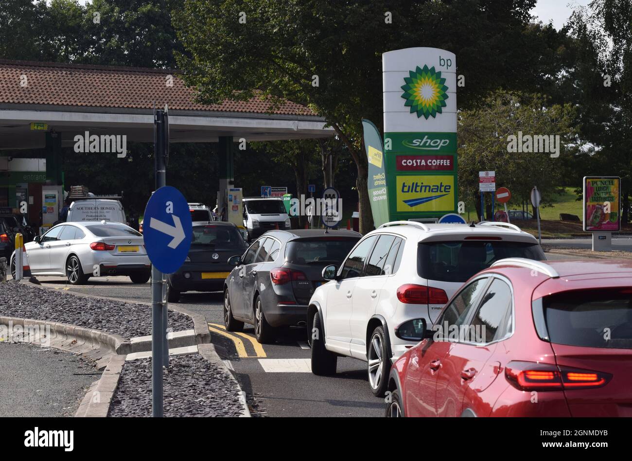 Le auto che accodano per il carburante in una stazione di rifornimento BP nel Regno Unito il 26 2021 settembre, come migliaia di automobilisti britannici continuano a panico acquistare benzina e diesel Foto Stock