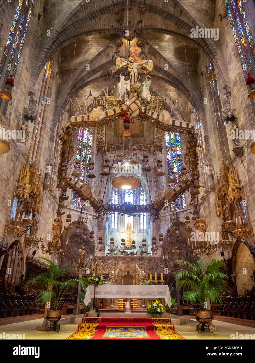 Altare maggiore della Cattedrale di Palma con ciborio di Gaudi Foto Stock