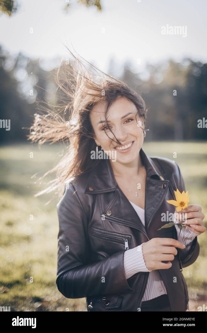 bruna ragazza nel parco in una giornata d'autunno soleggiato Foto Stock