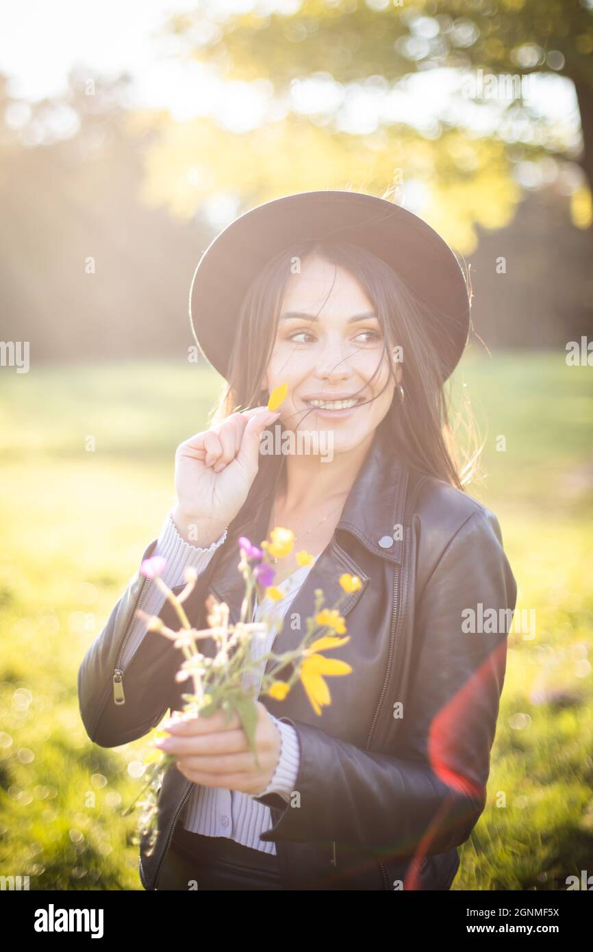 bruna ragazza nel parco in una giornata d'autunno soleggiato Foto Stock