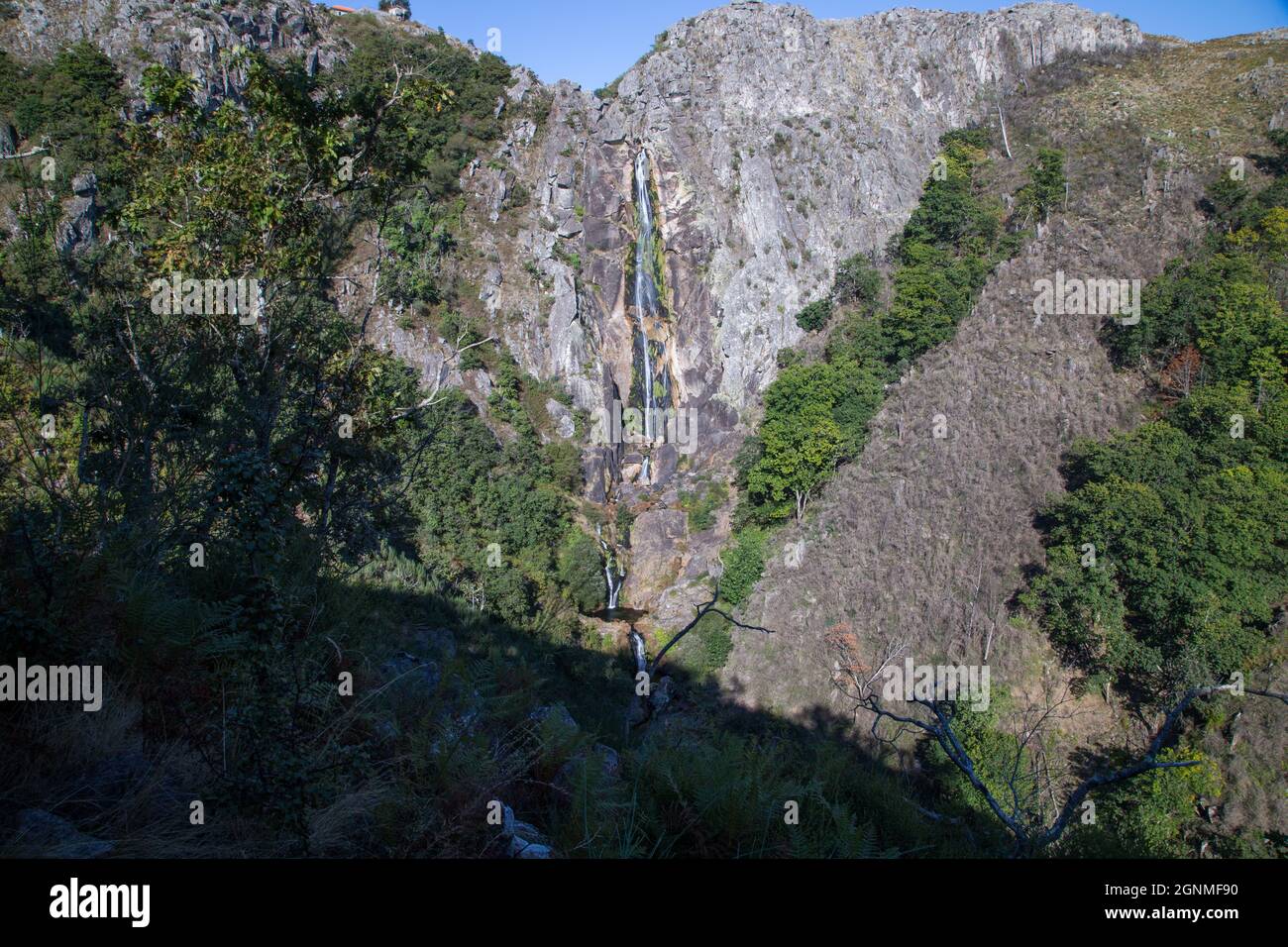 Grande cascata naturale chiamata 'Frecha da Mizarela' a Serra da Freita Foto Stock