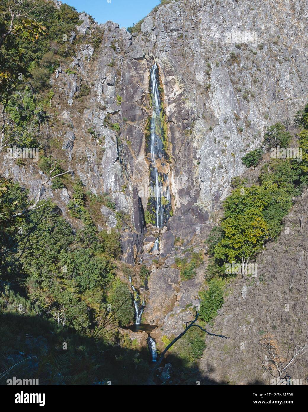 Grande cascata naturale chiamata 'Frecha da Mizarela' a Serra da Freita Foto Stock