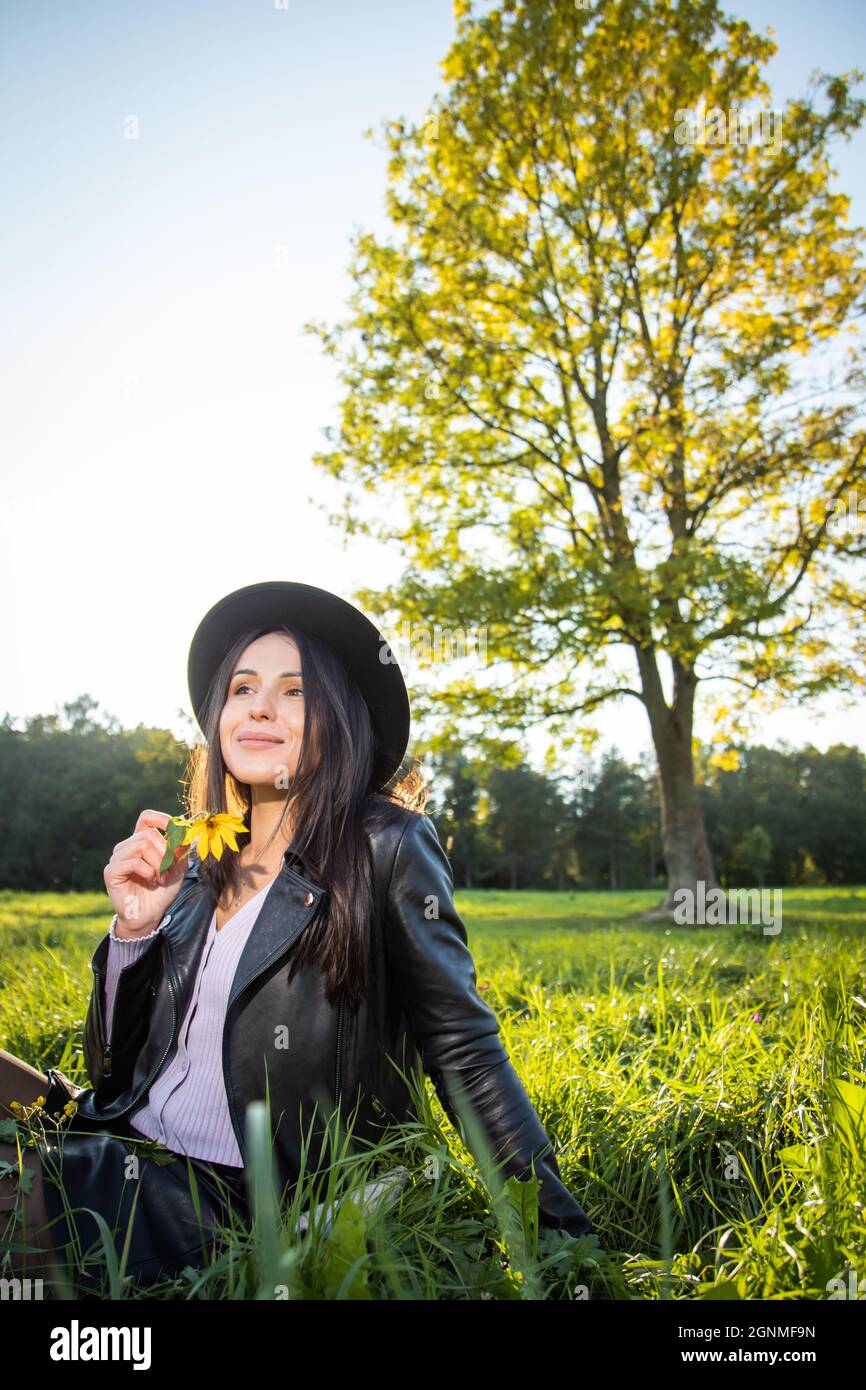 bruna ragazza nel parco in una giornata d'autunno soleggiato Foto Stock