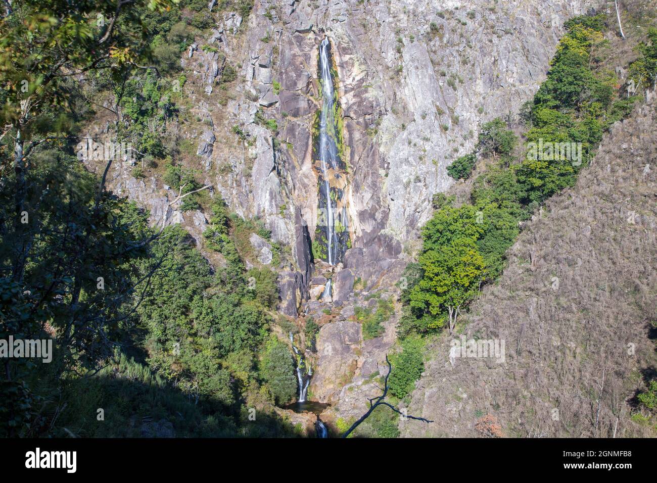 Grande cascata naturale chiamata 'Frecha da Mizarela' a Serra da Freita Foto Stock