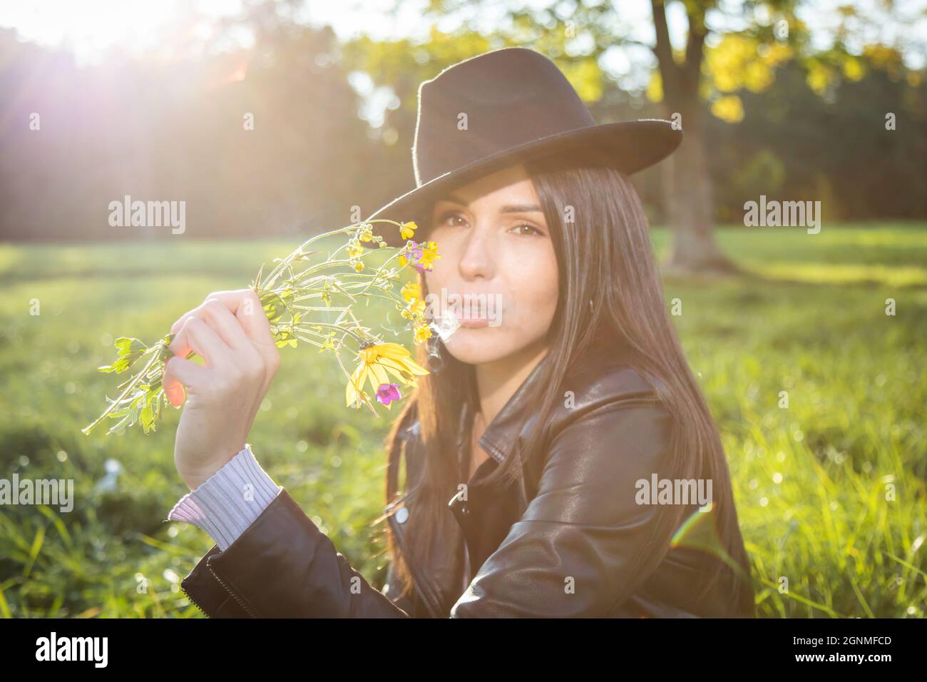 bruna ragazza nel parco in una giornata d'autunno soleggiato Foto Stock