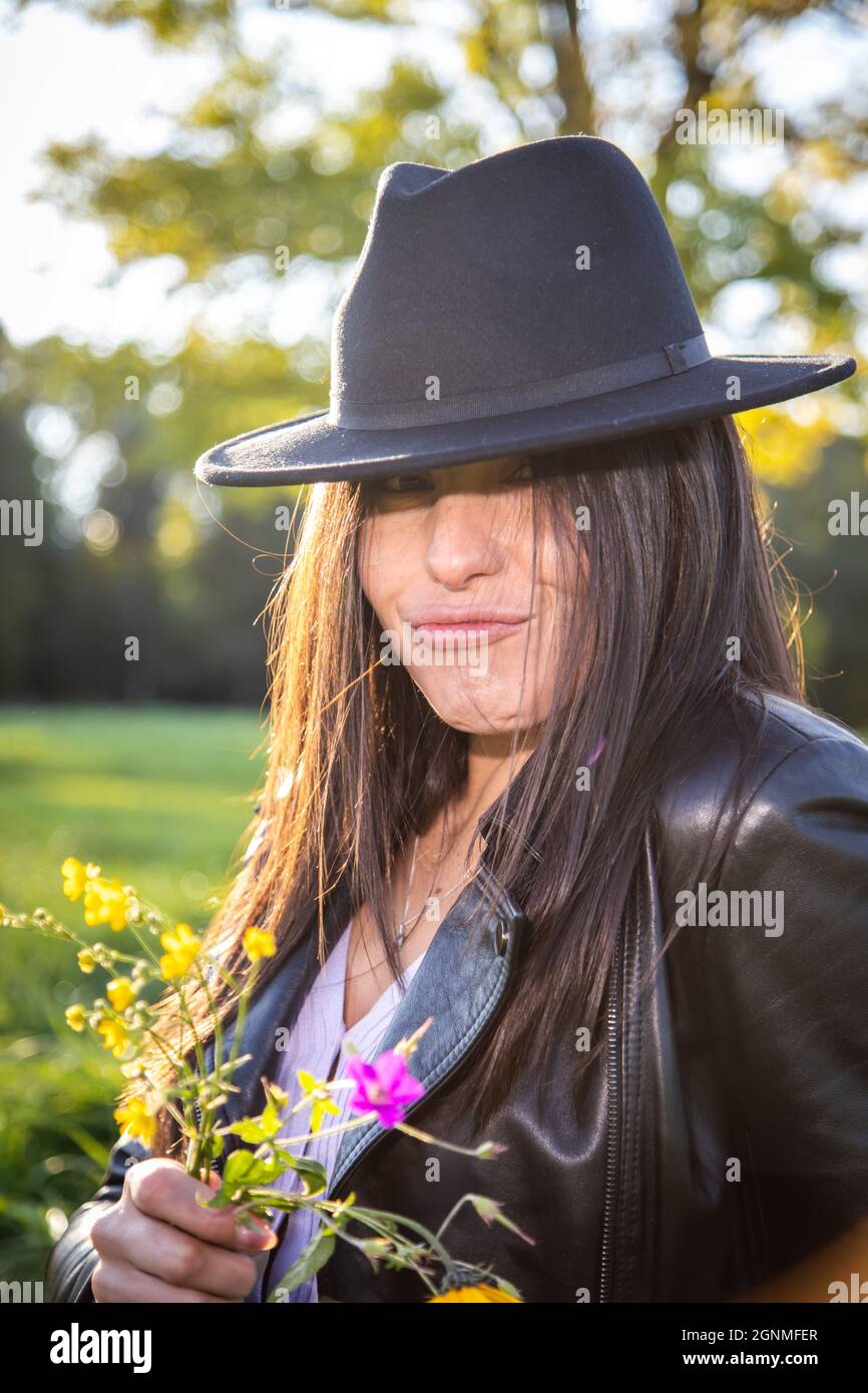 bruna ragazza nel parco in una giornata d'autunno soleggiato Foto Stock