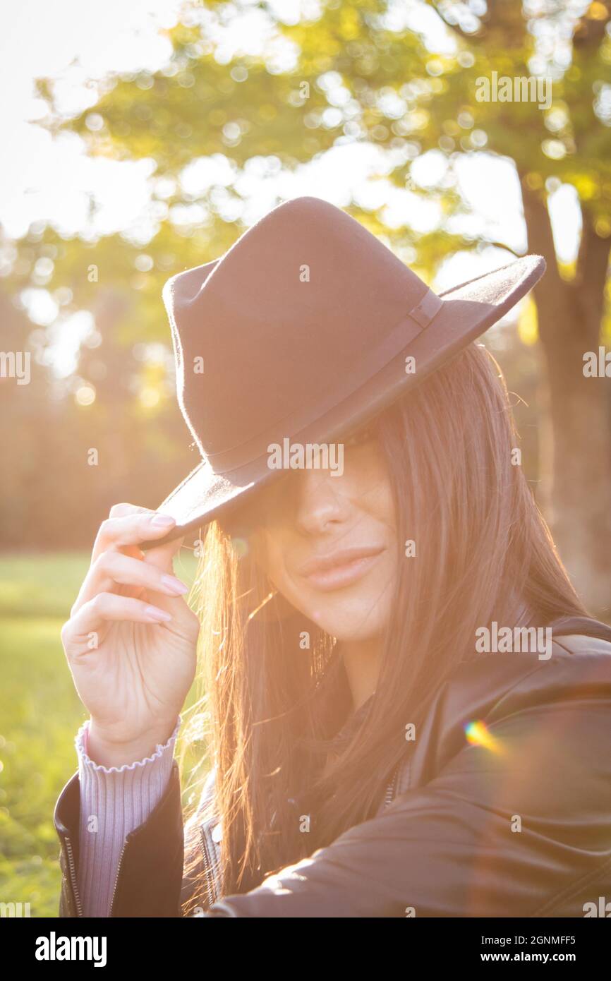 bruna ragazza nel parco in una giornata d'autunno soleggiato Foto Stock