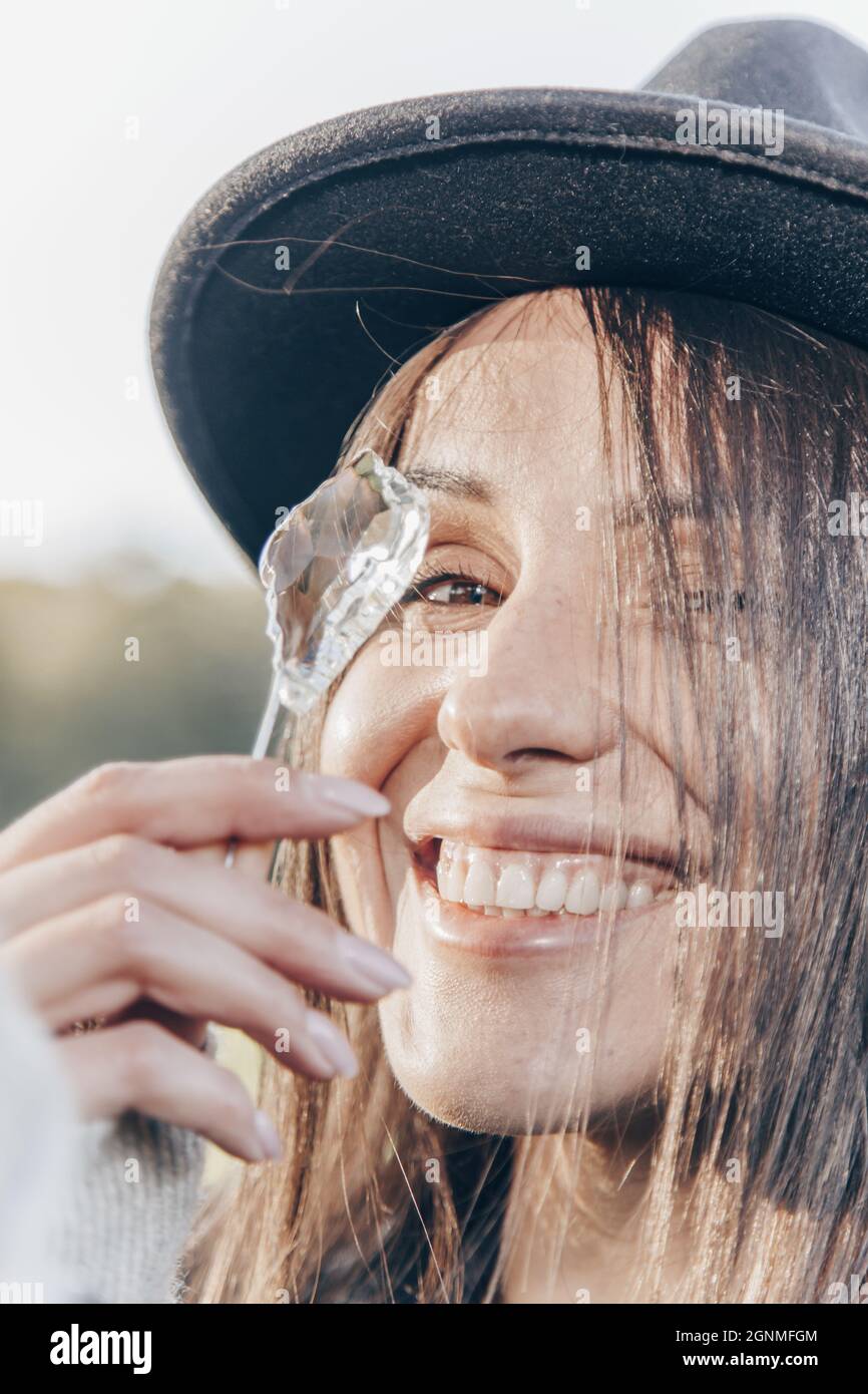 bruna ragazza nel parco in una giornata d'autunno soleggiato Foto Stock