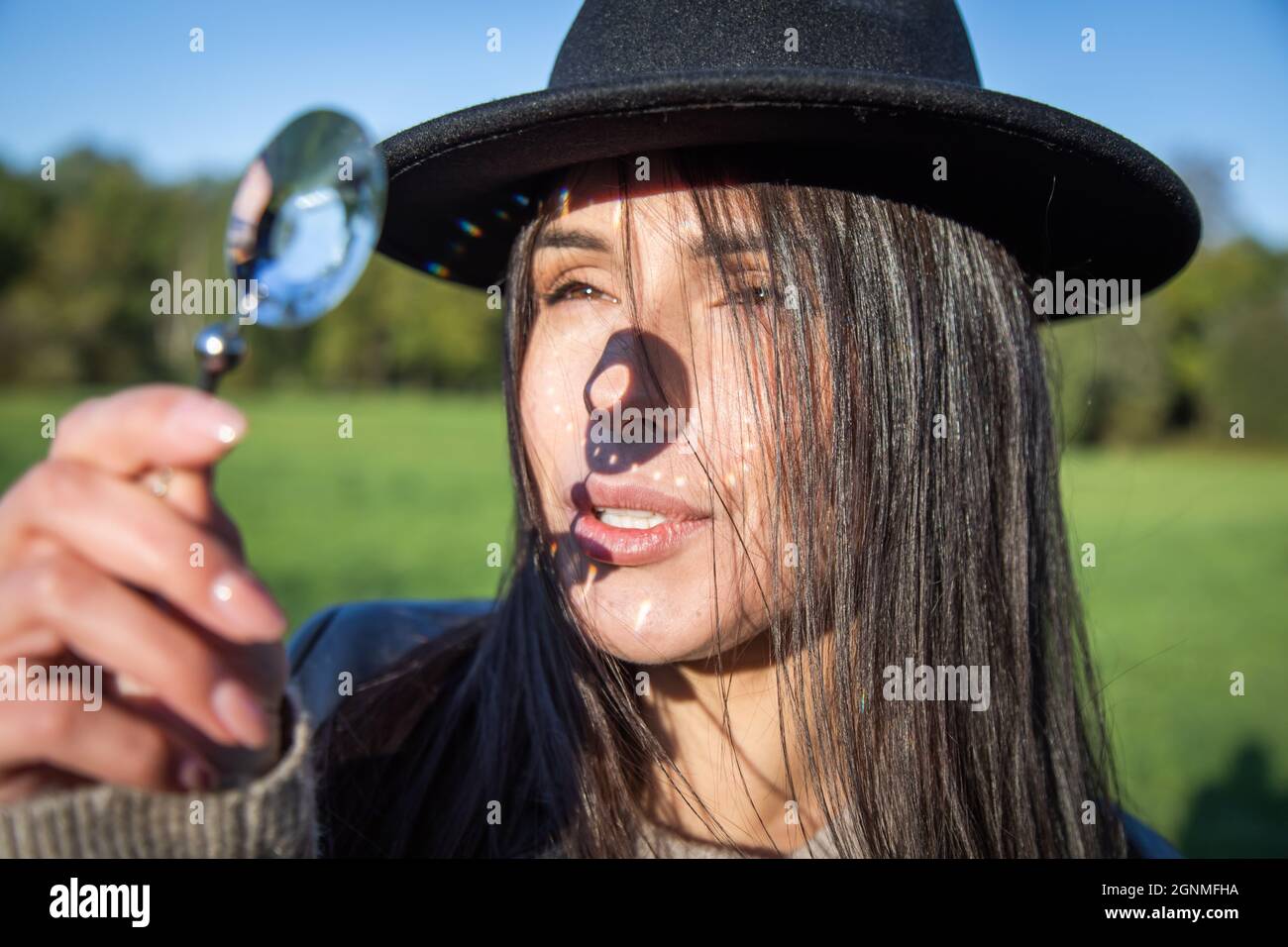 bruna ragazza nel parco in una giornata d'autunno soleggiato Foto Stock