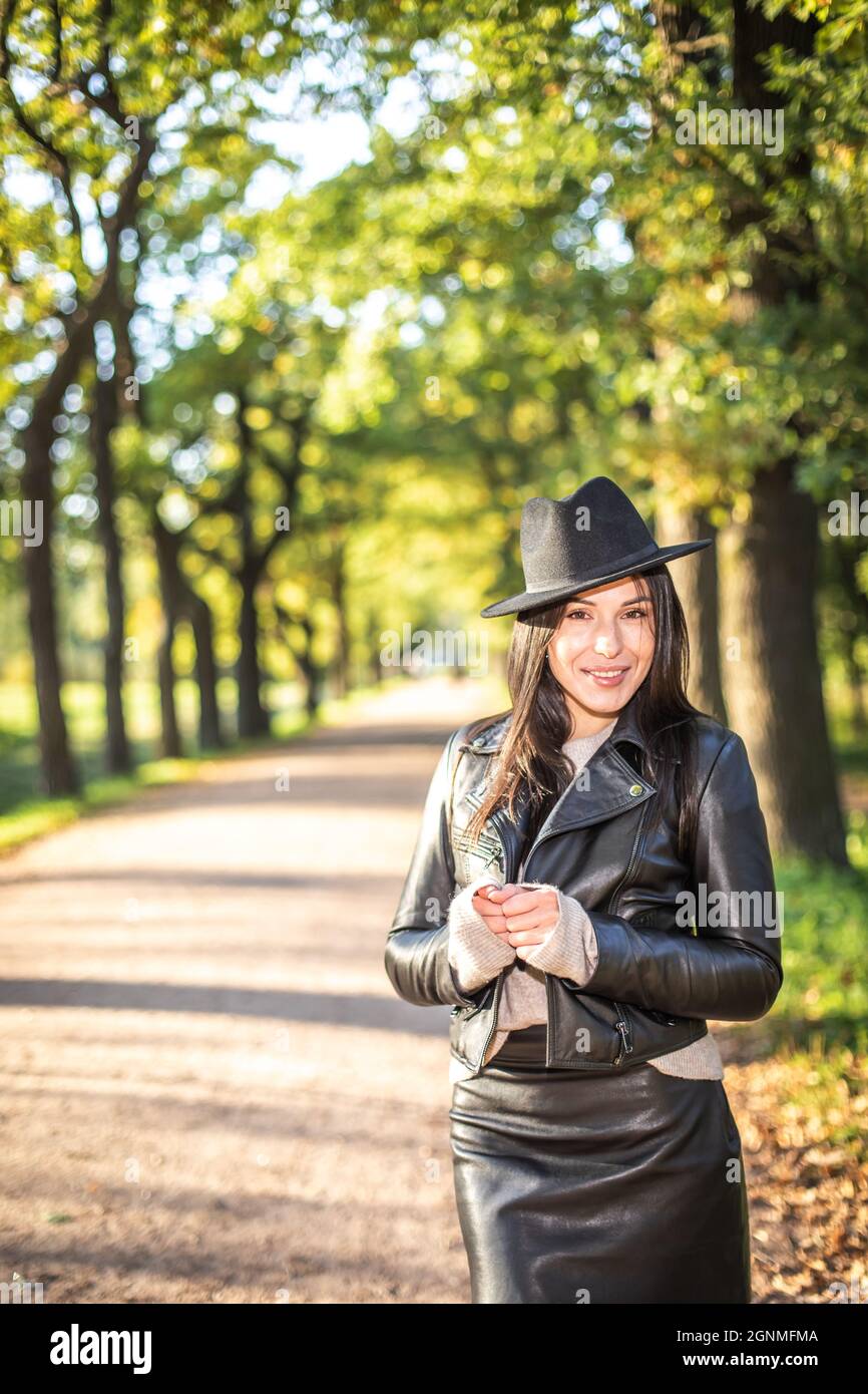 bruna ragazza nel parco in una giornata d'autunno soleggiato Foto Stock