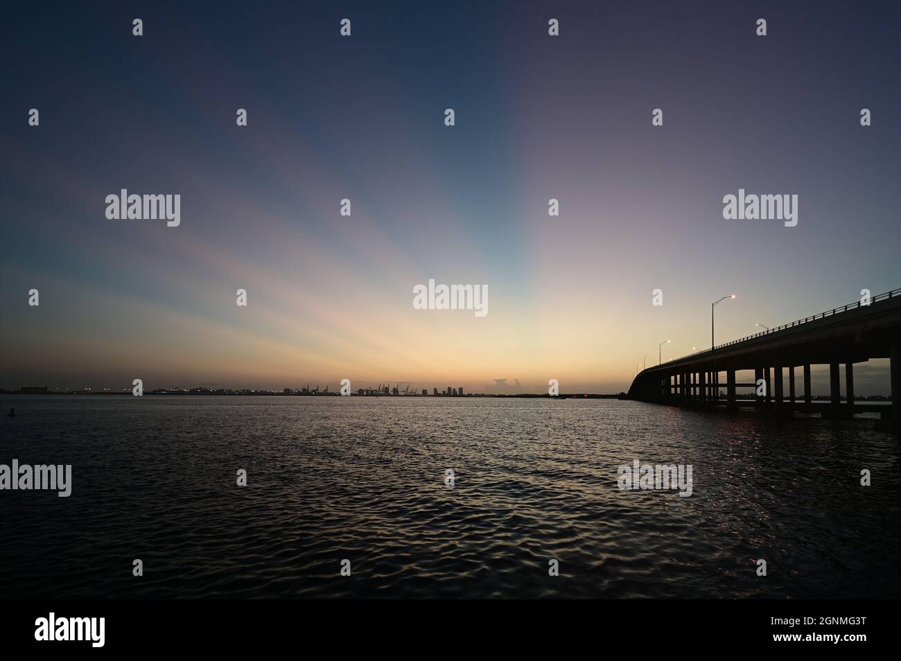 Rickenbacker Causeway Bridge a Miami, Florida, sotto i raggi rosa del sole appena prima dell'alba. Foto Stock