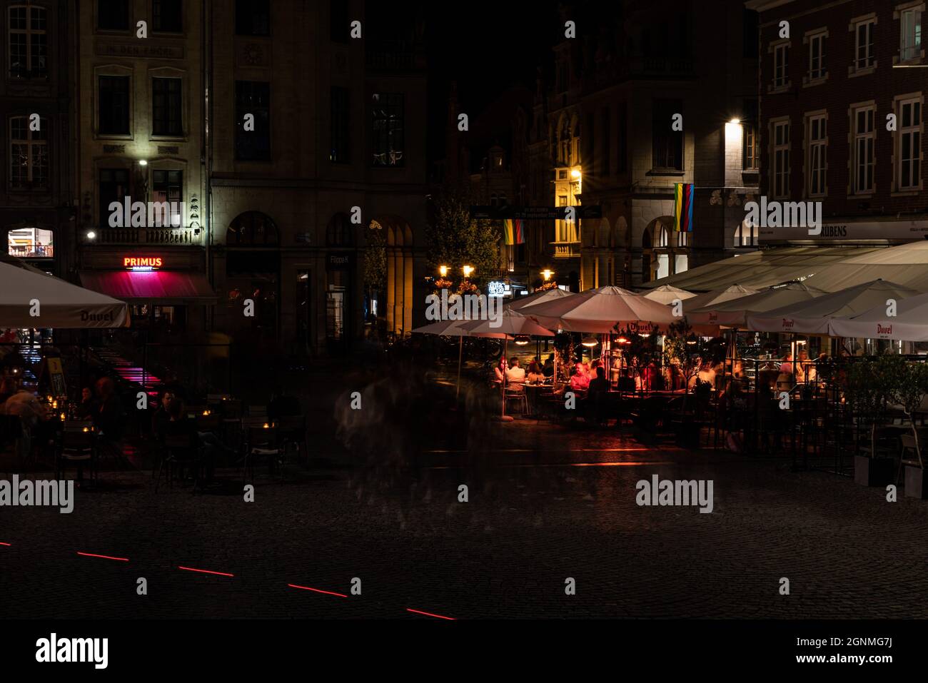 Leuven, Regione Brabante Fiamminga, Belgio - 09 22 2021: Gli studenti hanno una festa nella piazza del vecchio mercato con i tradizionali caffè alla birra Foto Stock