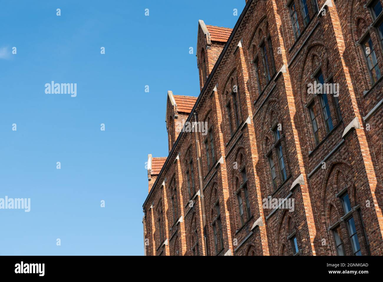 Leuven, Regione Brabante Fiamminga, Belgio - 09 22 2021: Scuola tradizionale cattolica di pietra al fiume Dyle Foto Stock