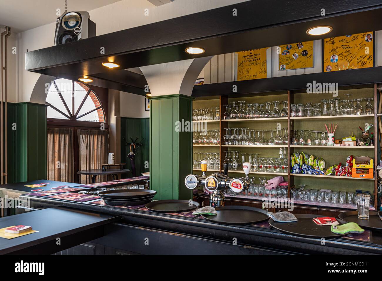 Haacht, Flemish Brabant Region, Belgio - 09 23 2021: Interno tradizionale ristrutturato di un caffè villaggio Foto Stock