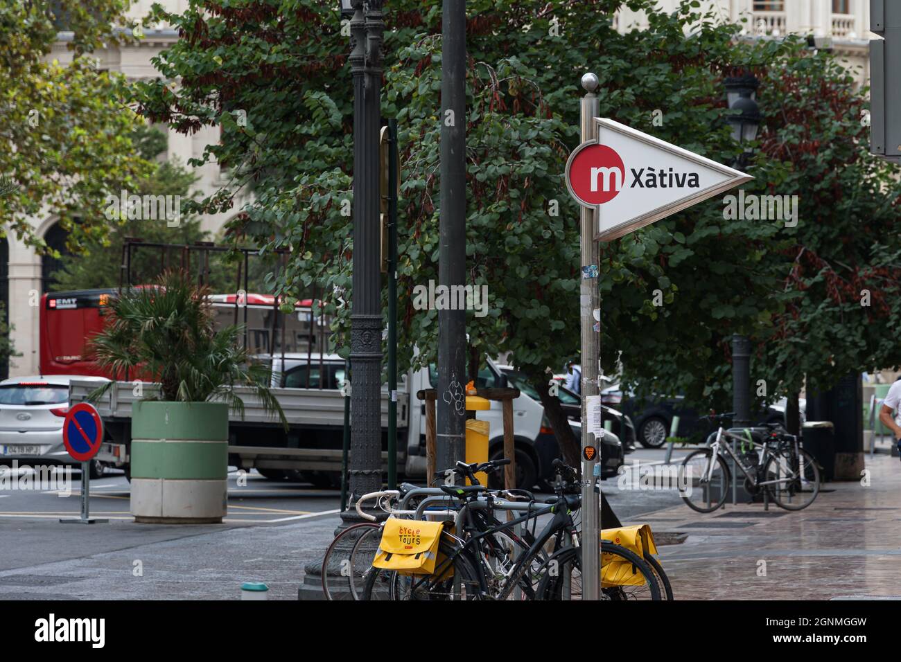 VALENCIA, SPAGNA - 25 SETTEMBRE 2021: Cartello d'ingresso alla stazione della metropolitana Xativa Foto Stock