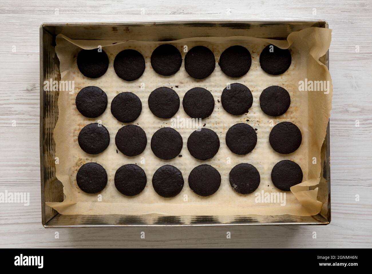 Oreos fatto in casa, vista dall'alto. Disposizione piatta, sovratesta, dall'alto. Foto Stock