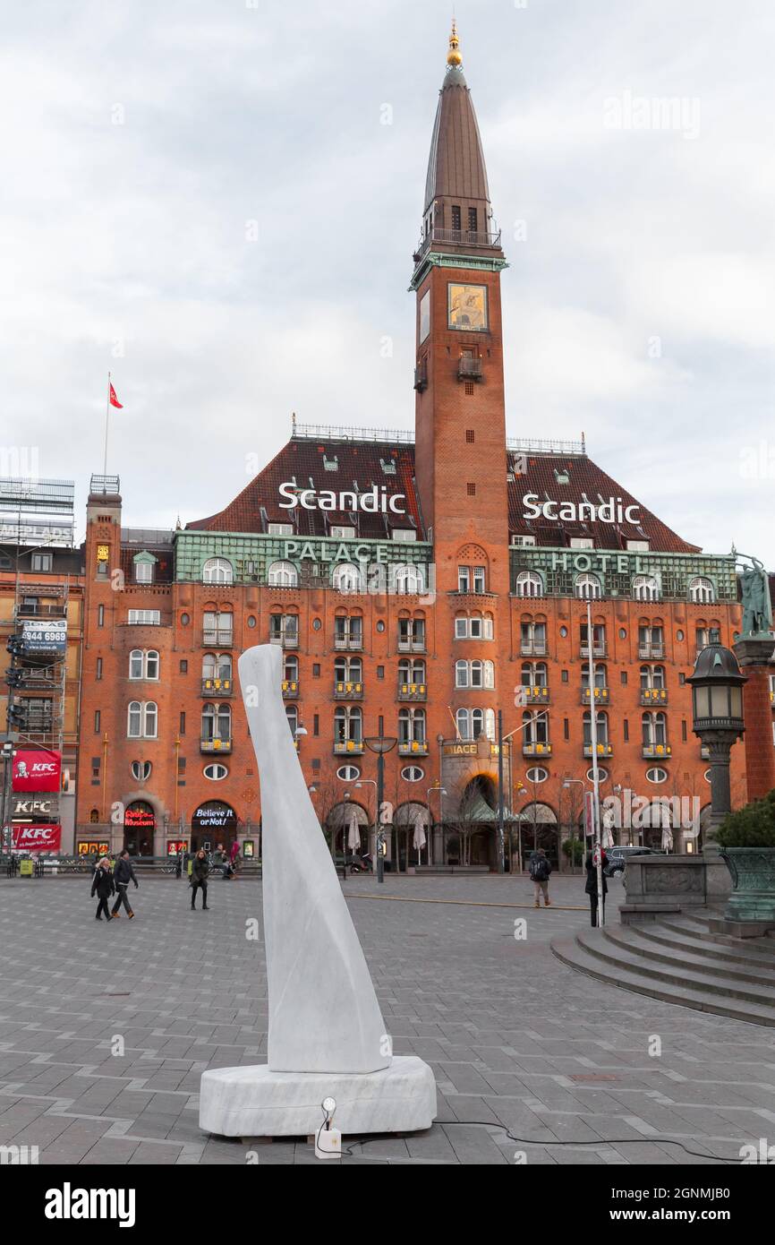 Copenhagen, Danimarca - 9 dicembre 2017: Vista sulla piazza del municipio con lo Scandic Palace Hotel sullo sfondo. Foto verticale Foto Stock