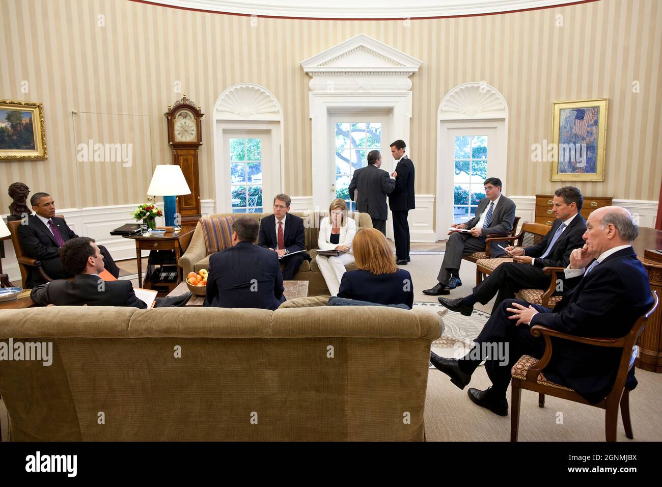 Il Presidente Barack Obama incontra i consiglieri presso l'Ufficio ovale, 29 giugno 2011. Alla riunione partecipano, da sinistra,: Consigliere senior David Plouffe; direttore delle comunicazioni Dan Pfeiffer; segretario alla stampa Jay Carney; vice consigliere senior Stephanie Cutter; Jen Psaki, vice direttore delle comunicazioni; gene Sperling, direttore del Consiglio economico nazionale; Jon Favreau, direttore della scrittura vocale; Jack Lew, direttore dell'Ufficio di gestione e bilancio; Il segretario al Tesoro Timothy Geithner e il capo dello staff Bill Daley. (Foto ufficiale della Casa Bianca di Pete Souza) questa foto ufficiale della Casa Bianca Foto Stock