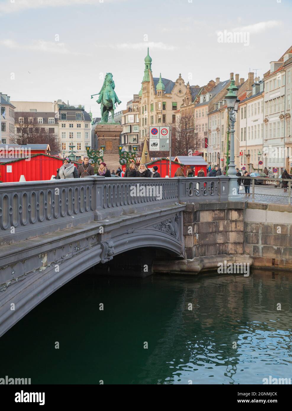 Copenaghen, Danimarca - 10 dicembre 2017: Vista sulla strada con il ponte Hojbro sul canale Slotsholm. La gente comune cammina la strada, foto verticale Foto Stock