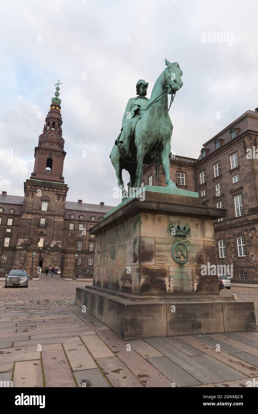 Copenaghen, Danimarca - 10 dicembre 2017: Statua di Cristiano IX, che domina Christiansborg Ridebane su Slotsholmen, è stata creata da Anne Marie Carl-Ni Foto Stock