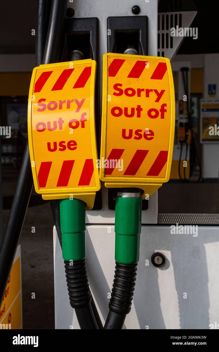 Cartello di fuori uso sulle pompe di benzina senza carburante presso la stazione di servizio di Londra, Regno Unito Foto Stock