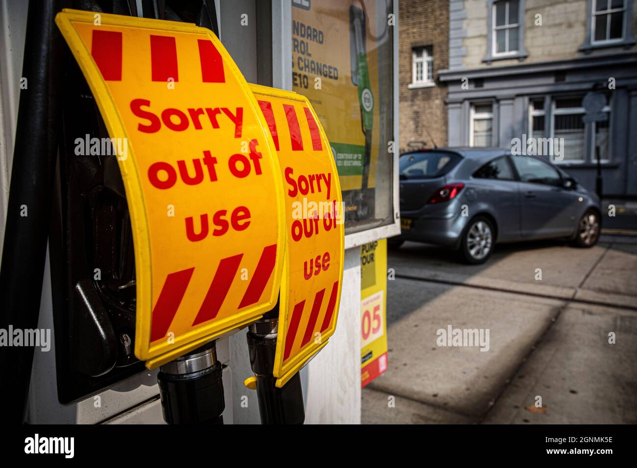 Cartello di fuori uso sulle pompe di benzina senza carburante presso la stazione di servizio di Londra, Regno Unito Foto Stock
