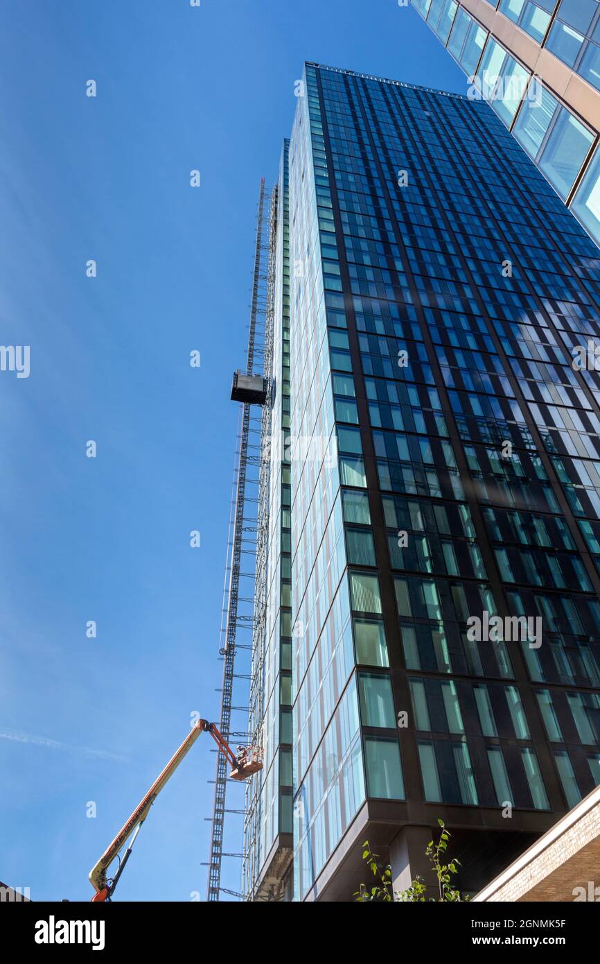 Il blocco di appartamenti Elizabeth Tower in costruzione Settembre 2021, Crown Street, Manchester, Inghilterra, Regno Unito Foto Stock