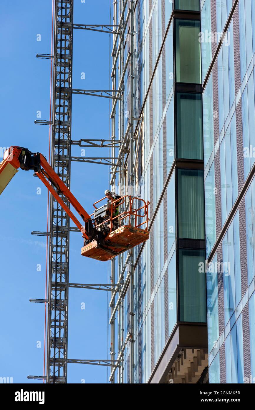 Piattaforma di accesso che lavora al blocco di appartamenti Elizabeth Tower in costruzione Settembre 2021, Crown Street, Manchester, Inghilterra, Regno Unito Foto Stock