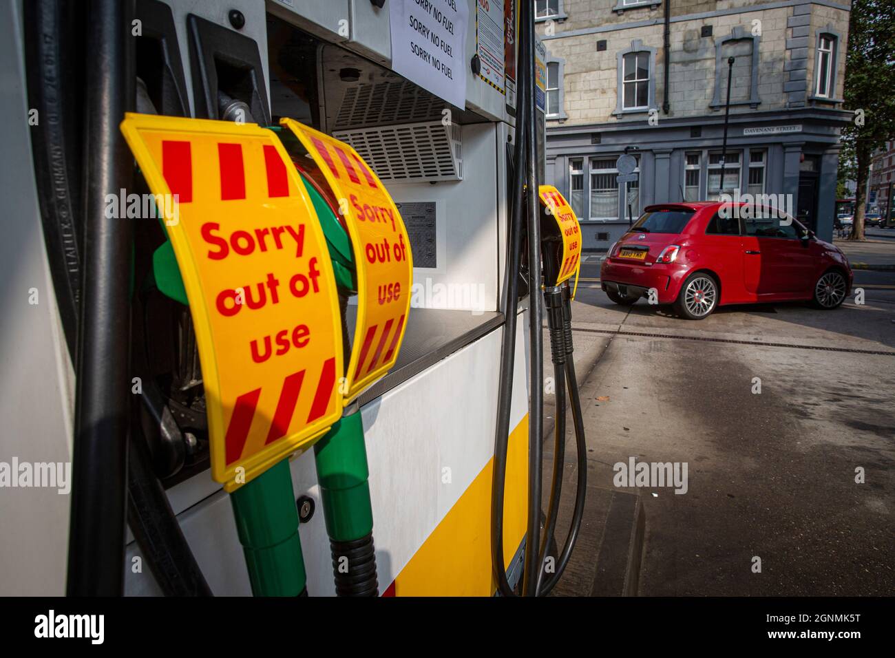 Cartello di fuori uso sulle pompe di benzina senza carburante presso la stazione di servizio di Londra, Regno Unito Foto Stock