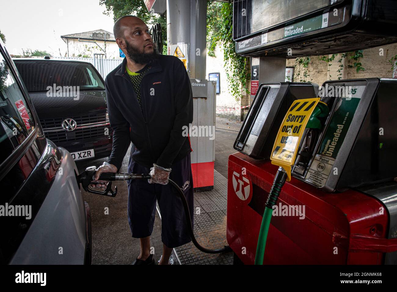 Il conducente della cabina è il serbatoio di riempimento accanto al segnale di fuori uso sulle pompe di benzina senza carburante presso la stazione di servizio a Londra, Regno Unito Foto Stock