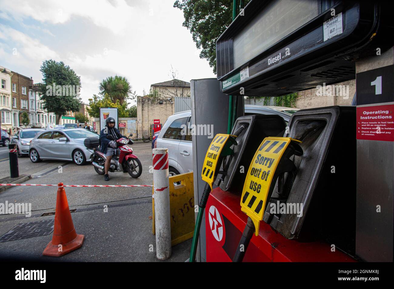 Auto in coda per il carburante in una stazione di rifornimento a Londra , Regno Unito Foto Stock