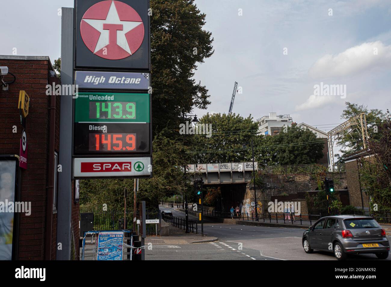 Benzina Price Sign on 26 of September 2021 in London , United Kingdom. Foto Stock