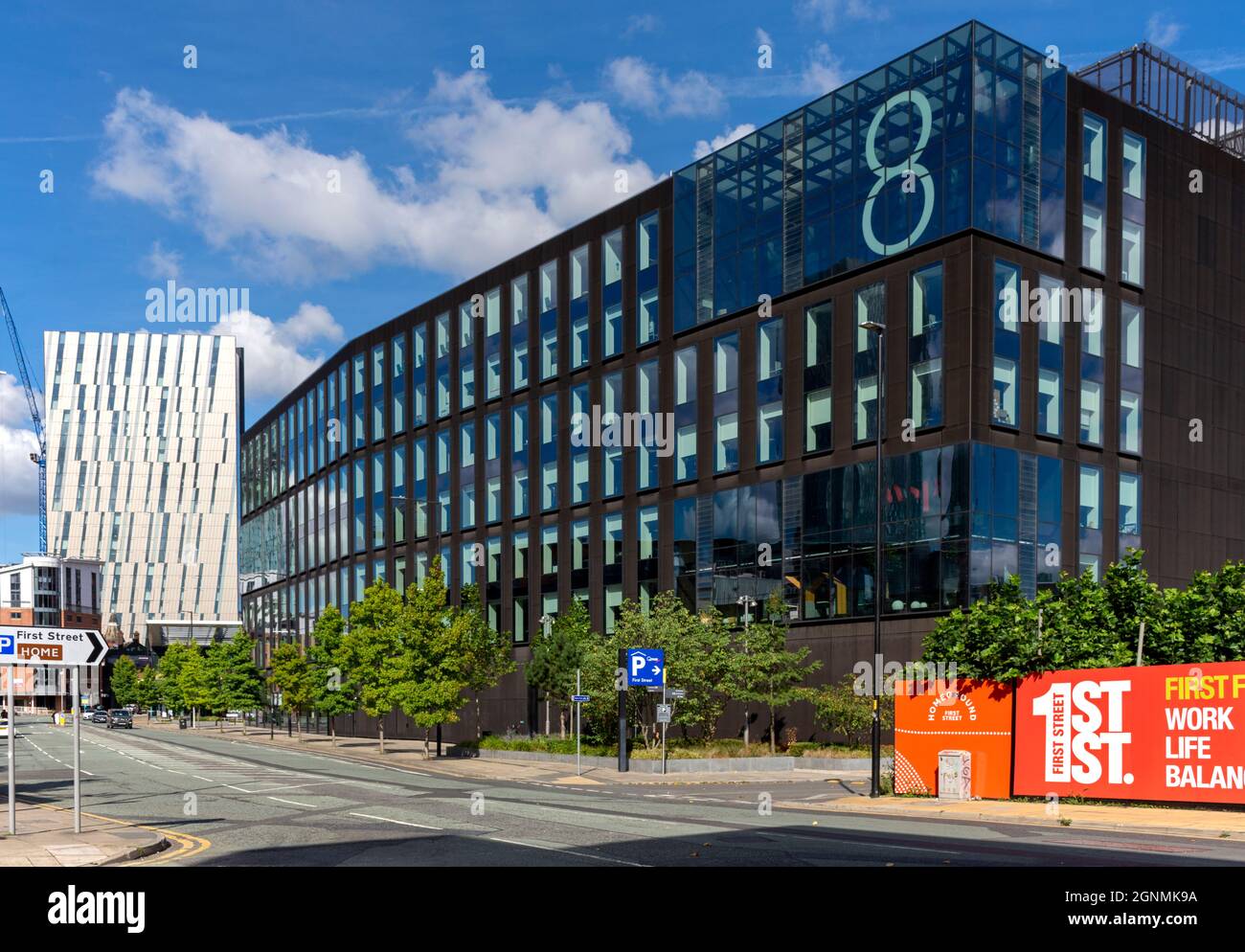 L'Axis Tower e l'edificio No.8 First Street da Medlock Street, Manchester, Regno Unito Foto Stock