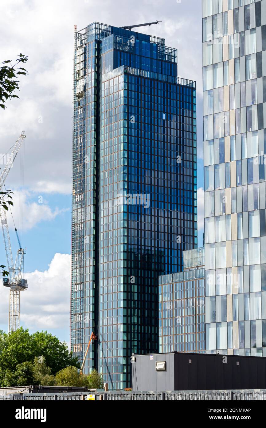 L'Elizabeth Tower e il Victoria Residence si trova a pochi isolati dallo sviluppo di Deansgate Square, Manchester, Inghilterra, Regno Unito Foto Stock