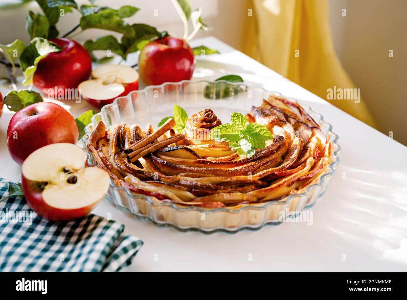 Deliziosa torta di mele sul tavolo da cucina Foto Stock