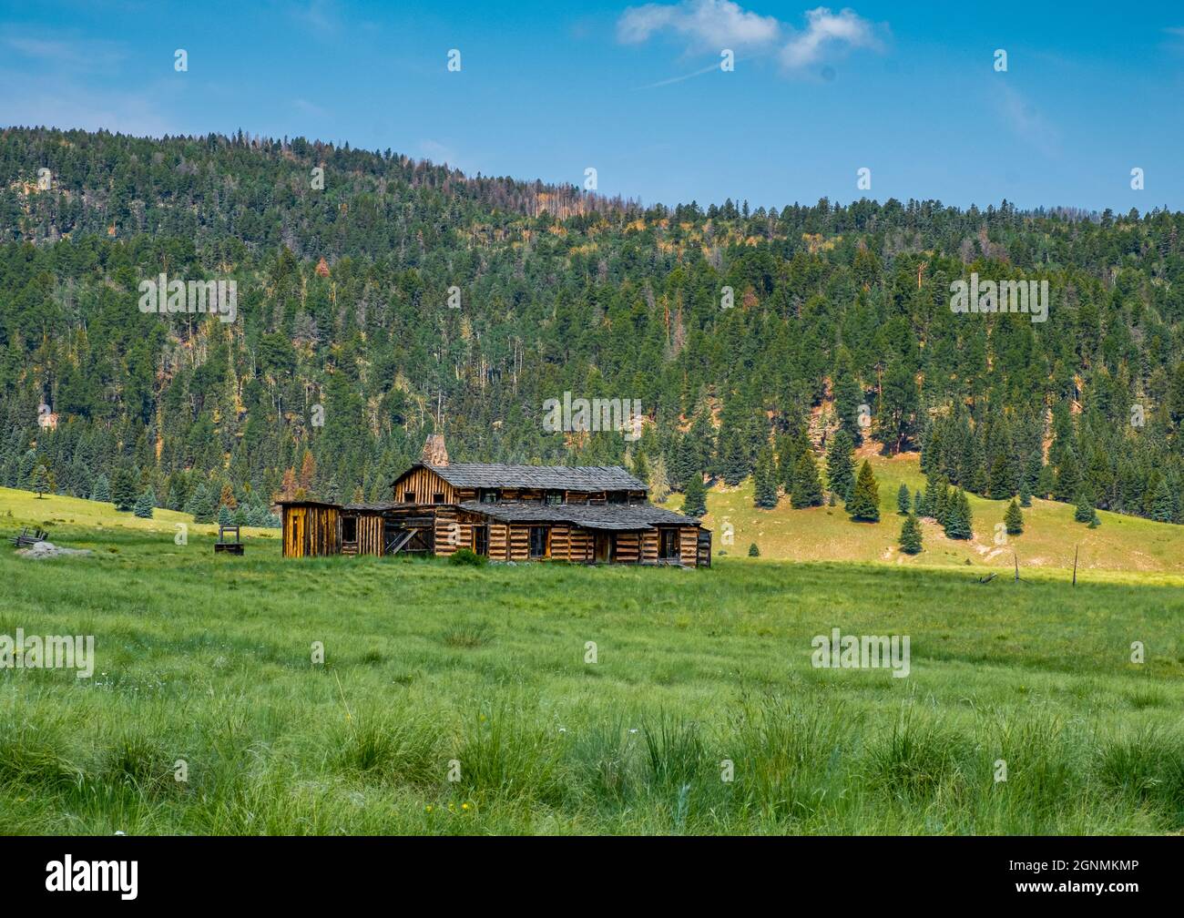 La cabina mancante si trova in un campo erboso ai piedi di una collina vicina Foto Stock