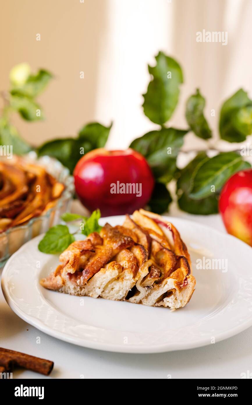 Fetta di torta di mele sul tavolo da cucina Foto Stock