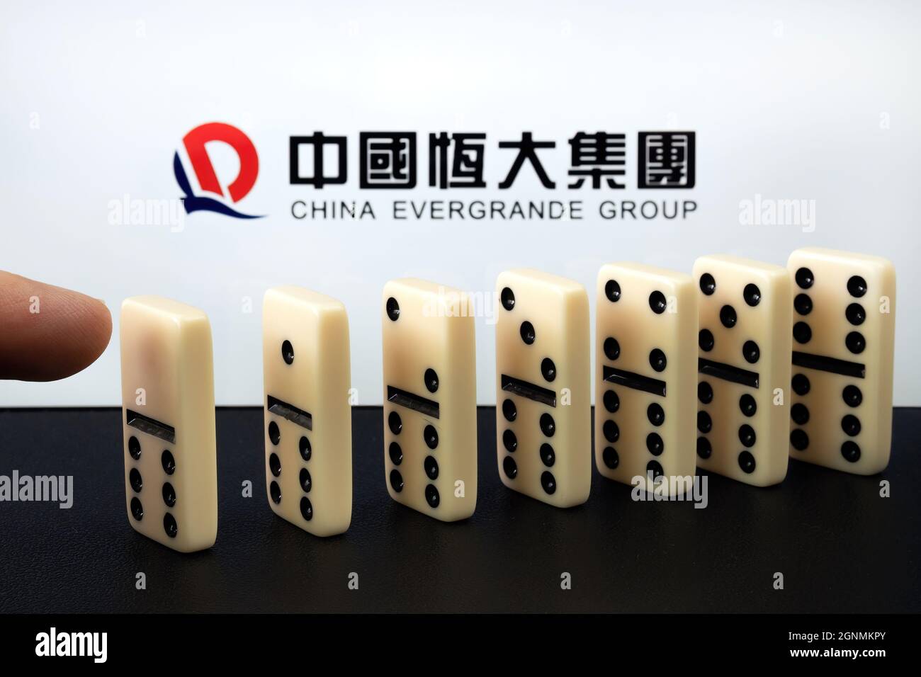 Domino Block e logo Blurred China Evergrande Group. Concetto. Stafford, Regno Unito, 26 settembre 2021. Foto Stock