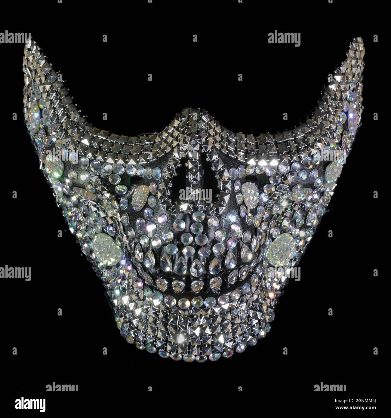 Rhinestone Skull Teeth Mask isolato contro sfondo nero Foto Stock